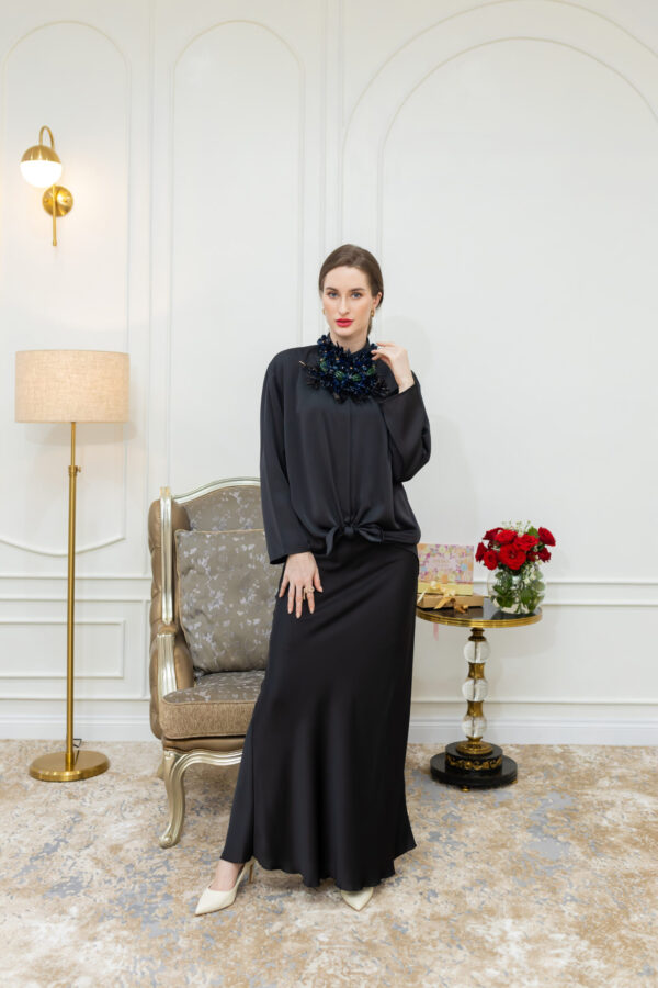 Madame Set In Black Forest